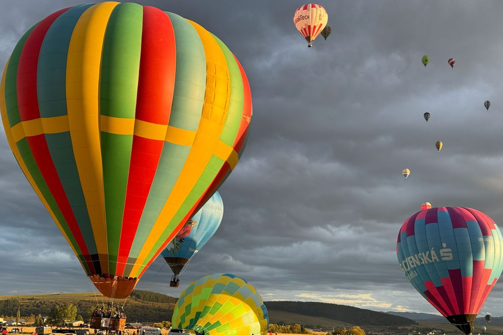 Aktywny wypoczynek pod Tatrami – balony Slovak Balloon Cup nad Wielką Łomnicą, w tle Tatry Wysokie
