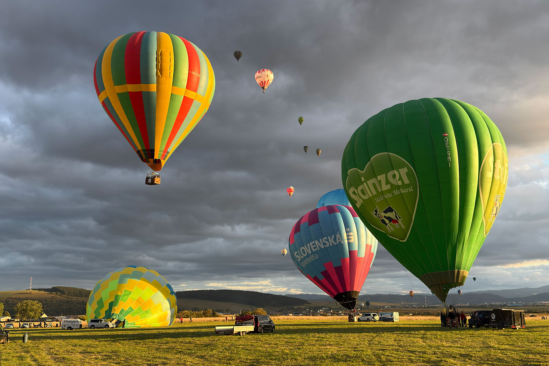 Aktywny wypoczynek pod Tatrami – balony Slovak Balloon Cup nad Wielką Łomnicą, w tle Tatry Wysokie
